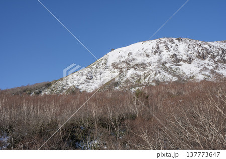 青空に映える残雪の那須連山・茶臼岳の冬景色（栃木県那須町） 137773647