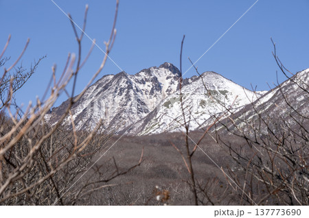 雪残る登山道から望む那須連山・朝日岳の冬景色(栃木県那須町) 雪残る登山道から望む那須連山・朝日岳の冬景色(栃木県那須町) 137773690