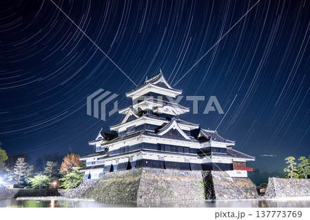 松本城と夜空の星の軌跡を捉えた長時間露光の風景 137773769