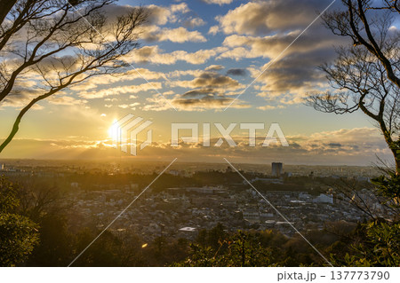 輝く夕日に照らされた金沢の街並み 輝く夕日に照らされた金沢の街並み 137773790