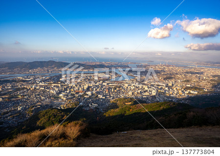 皿倉山山頂展望台から見る北九州市の夕景 皿倉山山頂展望台から見る北九州市の夕景 137773804