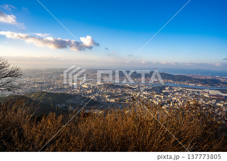 皿倉山山頂展望台から見る北九州市の夕景 皿倉山山頂展望台から見る北九州市の夕景 137773805