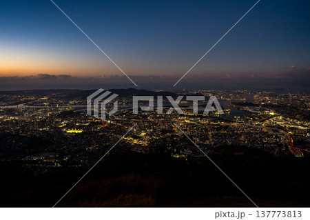 皿倉山山頂展望台から見る北九州市の夕景 137773813