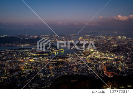 皿倉山山頂展望台から見る北九州市の夕景 137773814