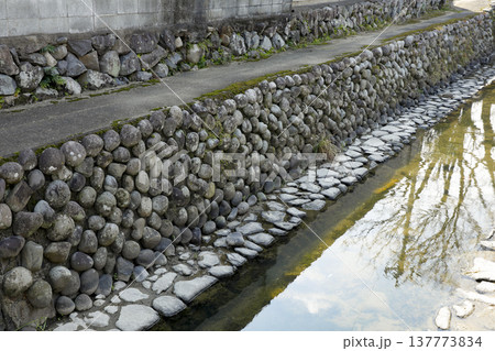 古い石垣のある水路の風景 137773834