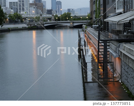 早朝の風景 137773851
