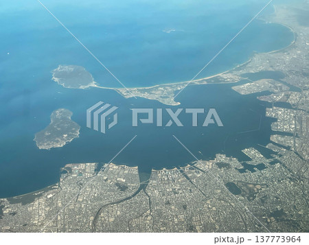 羽田ー上海線の機内より眺める福岡市街と能古島、海の中道、志賀島 137773964