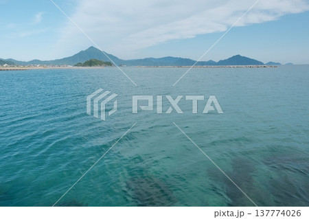 若狭の海と青葉山を望む静かな海岸風景 137774026