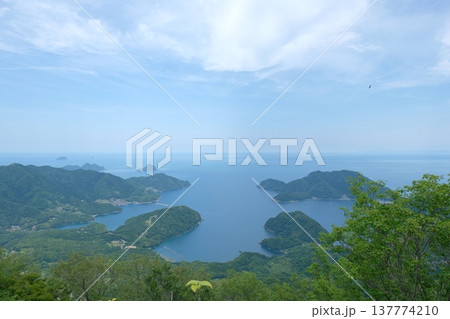 青葉山山頂から望む若狭の海と入り江の風景 137774210