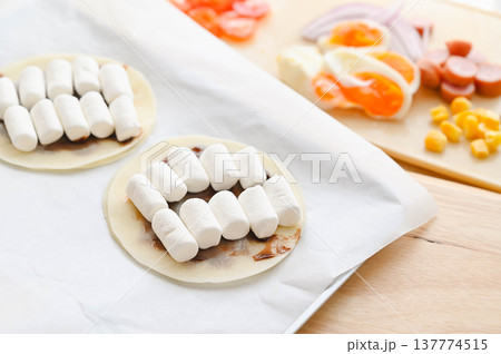 餃子の皮でチョコマシュマロ 餃子の皮でチョコマシュマロ 137774515