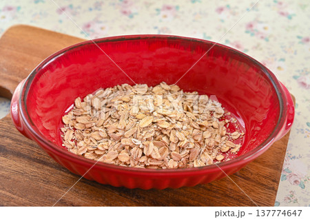 器に入れたオートミール 137774647