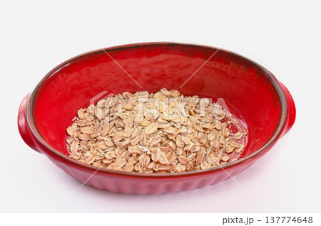 器に入れたオートミール 137774648