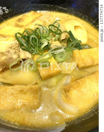 セルフ式讃岐うどんのチェーン店で食べるカレーうどん 137774714