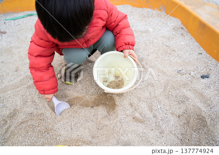 砂遊びをする赤ちゃん 137774924