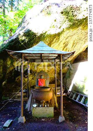 山寺 立石寺 先祖供養の香炉 大岩 笠岩 笠投石 寶珠山阿所川院立石寺 山寺 立石寺 先祖供養の香炉 大岩 笠岩 笠投石 寶珠山阿所川院立石寺 137774975