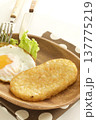 目玉焼きとハッシュドポテト 137775219