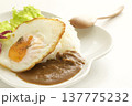 目玉焼きとカレーライス 137775232