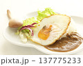 目玉焼きとカレーライス 137775233