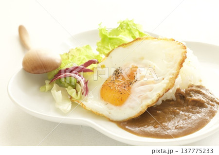 目玉焼きとカレーライス 137775233