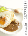 目玉焼きとカレーライス 137775234
