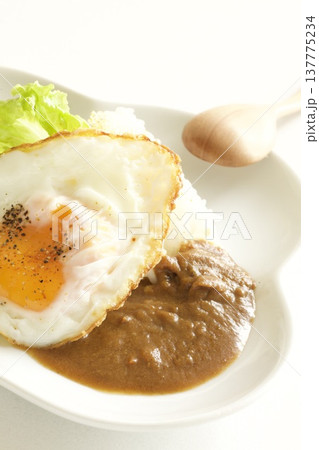 目玉焼きとカレーライス 137775234