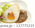 目玉焼きとカレーライス 137775235