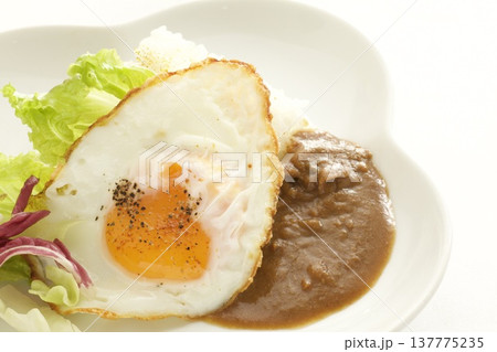 目玉焼きとカレーライス 137775235