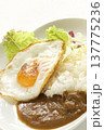 目玉焼きとカレーライス 137775236