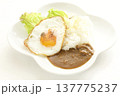 目玉焼きとカレーライス 137775237