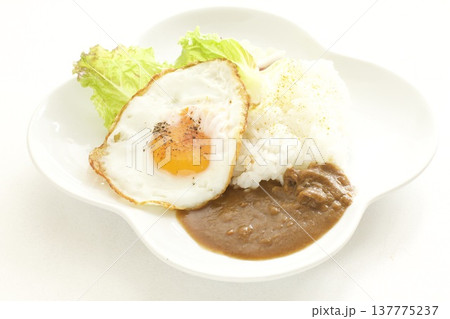 目玉焼きとカレーライス 137775237