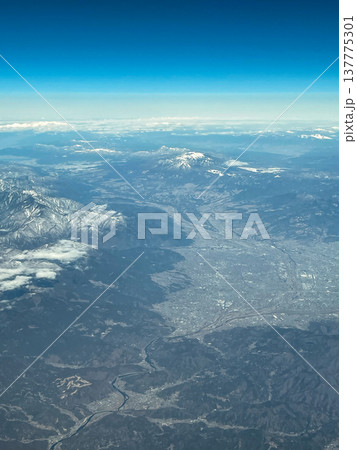 羽田ー福岡の機内より眺める甲府盆地空撮 137775301