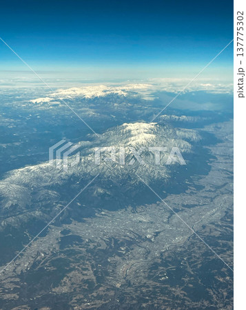 機内より見下ろす中央アルプスと飯田市街 137775302