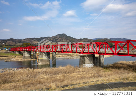 筑後川にかかる赤い恵蘇宿橋(えそのしゅくばし) 筑後川にかかる赤い恵蘇宿橋(えそのしゅくばし) 137775311