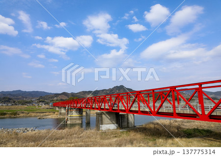 筑後川にかかる赤い恵蘇宿橋(えそのしゅくばし) 筑後川にかかる赤い恵蘇宿橋(えそのしゅくばし) 137775314