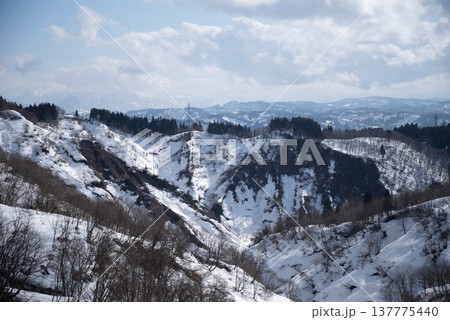 雪に覆われた山々(冬イメージ) 雪に覆われた山々(冬イメージ) 137775440