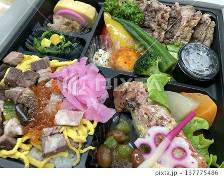 豪華な和風のお弁当(御膳) 豪華な和風のお弁当(御膳) 137775486