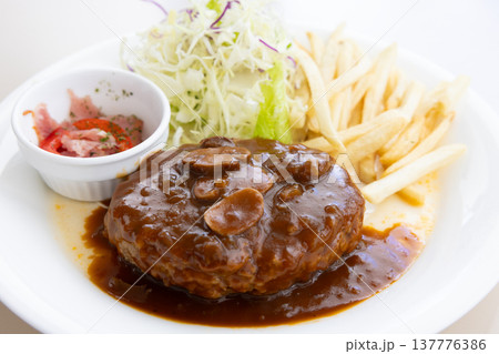 おいしいデミグラスソースハンバーグ おいしいデミグラスソースハンバーグ 137776386