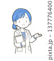 バインダーの資料を持つ白衣姿の医療関係者の女性の手書きイラスト素材 137776400