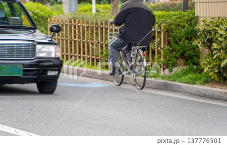 逆走する自転車とすれ違う自動車 137776501