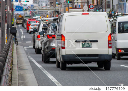 渋滞する幹線道路 137776509