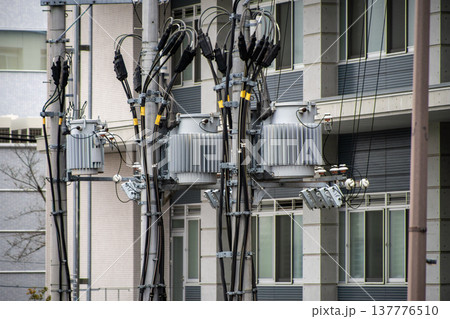電柱の上の柱上トランスと電線 電柱の上の柱上トランスと電線 137776510