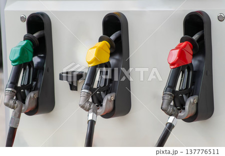 セルフ給油のガソリンスタンドの給油ノズル 137776511