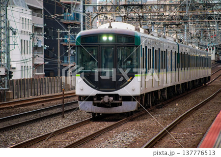 京阪電車の複々線区間を走る13000型車両 137776513