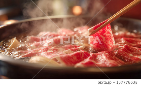 牛肉薄切りのしゃぶしゃぶ鍋の風景 137776638