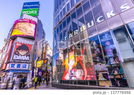 日本の東京都市景観朝の渋谷センター街などを望む。外国人観光客で賑わう渋谷だが朝の人影は少ない…=8日 日本の東京都市景観朝の渋谷センター街などを望む。外国人観光客で賑わう渋谷だが朝の人影は少ない…=8日 137776998