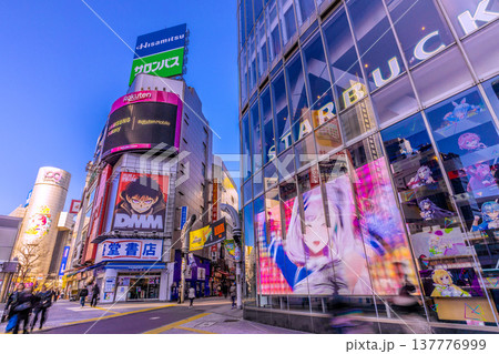 日本の東京都市景観朝の渋谷センター街などを望む。外国人観光客で賑わう渋谷だが朝の人影は少ない…＝8日 137776999