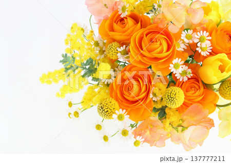 ミモザ入りのフラワーアレンジ　オレンジ色　黄色 137777211