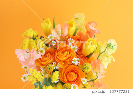 ミモザ入りのフラワーアレンジ　オレンジ色　黄色 137777221