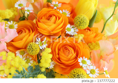 ミモザ入りのフラワーアレンジ　オレンジ色　黄色 137777222