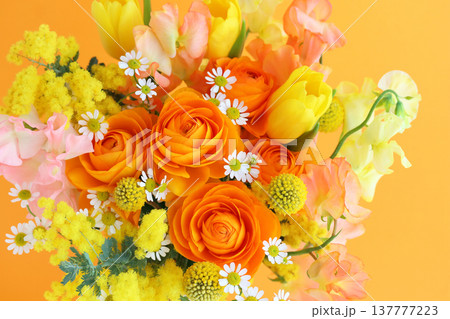 ミモザ入りのフラワーアレンジ　オレンジ色　黄色 137777223